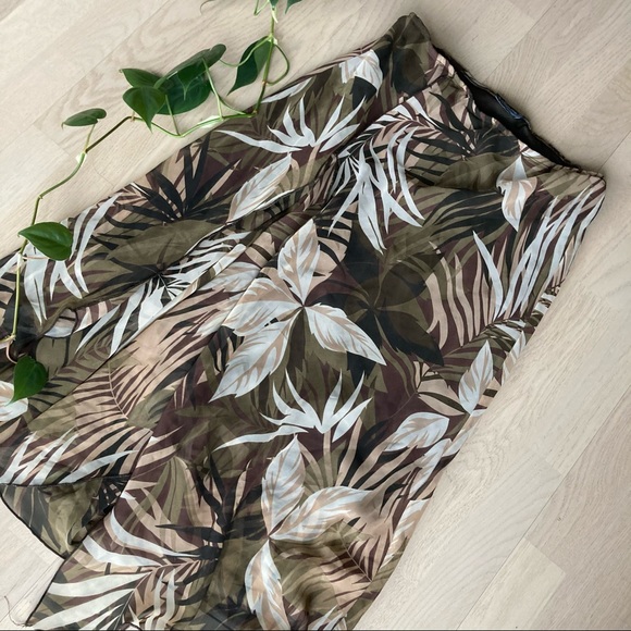 SOLD ON DEPOP🌻5/$15 bundle🌻Flouncy sheer floral skirt - Picture 2 of 3